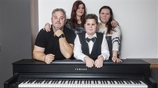 Desetiletý klavírista Pavel Minaík s rodinou (22.12.2019).