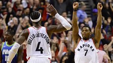 Kyle Lowry (vpravo) a Rondae Hollis-Jefferson z Toronta se radují z výhry nad...