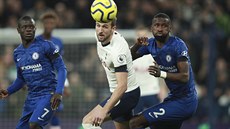 Antonio Rudiger (vpravo) z Chelsea v souboji s Harrym Kanem z Tottenhamu.