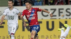Petr Schwarz (v �erveném) v zápase polské Ekstraklasy se Slaskem Wroclaw práv�...
