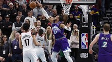 Rudy Gobert z Utahu blokuje zakonení Damiana Lillarda z Portlandu.