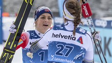 Vítzka úvodního závodu Tour de Ski Therese Johaugová z Norska pijímá...