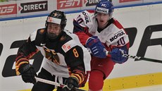 �eský hokejista Mat�j Peka� (vpravo) stíhá N�mce Tima Stutzleho.