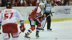 Pardubický hokejista Jan Zdráhal se chystá ke střele.