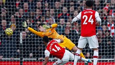 Pierre-Emerick Aubameyang  z Arsenalu otevírá skóre utkání s Chelsea.