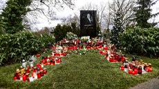 Lidé zapalovali i 23. prosince 2019 svíčky u dokončeného hrobu zpěváka Karla...