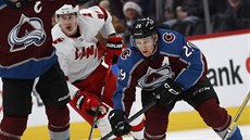 Nathan MacKinnon (vpravo) z Colorada ujídí Martinovi Neasovi z Caroliny.