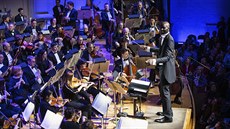 Senegalský basketbalista Tacko Fall diriguje  orchestr Boston Pops.