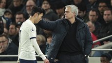 José Mourinho, trenér Tottenhamu, utěšuje svého vyloučeného svěřence Son...