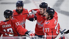 Gólová radost hokejist Washingtonu, zcela vlevo je Jakub Vrána, druhý zleva...