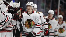 Dominik Kubalík z Chicaga slaví se spoluhrá�i svou trefu.