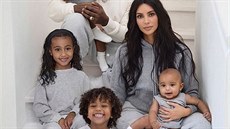 Kanye West, Kim Kardashianová a jejich dti North, Saint, Chicago a Psalm (17....