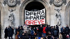 Na budov paíské opery Garnier se bhem protest proti dchodové reform...