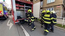 Hasiči v Praze museli z hořícího bytu evakuovat sedm lidí i zachraňovat...