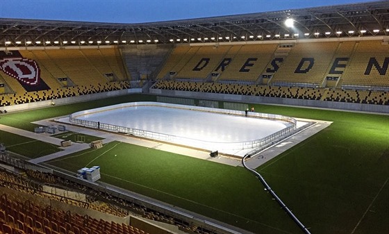 Hokejové kluziště pro zápas Litvínova se Spartou na fotbalovém stadionu v...