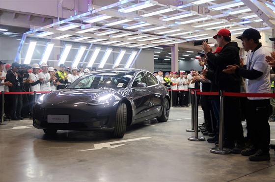 Tesla dodala zákazníkm první vozy vyrobené v ín.