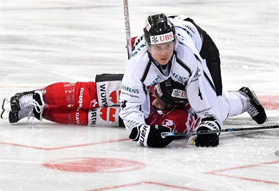 Aleksi Anttalainen z Turku zalehl kanadského reprezentanta Kevina Clarka.