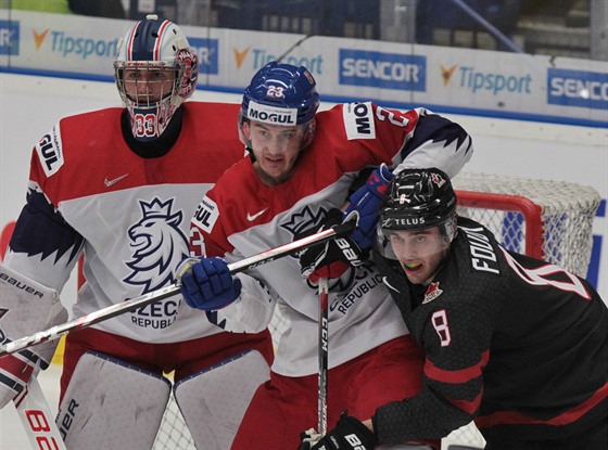 �eský junior �imon Kubí�ek (uprost�ed) v souboji s kanadským reprezentantem...