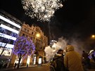 Konec starého a začátek nového roku slavilo v centru Prahy několik tisíc lidí....