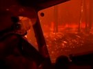 Hasiské auto v sevení plamen v Austrálii