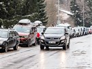 Kolona odstavených aut lemuje silnici mezi Pecí a Velkou Úpou (30. 12. 2019).