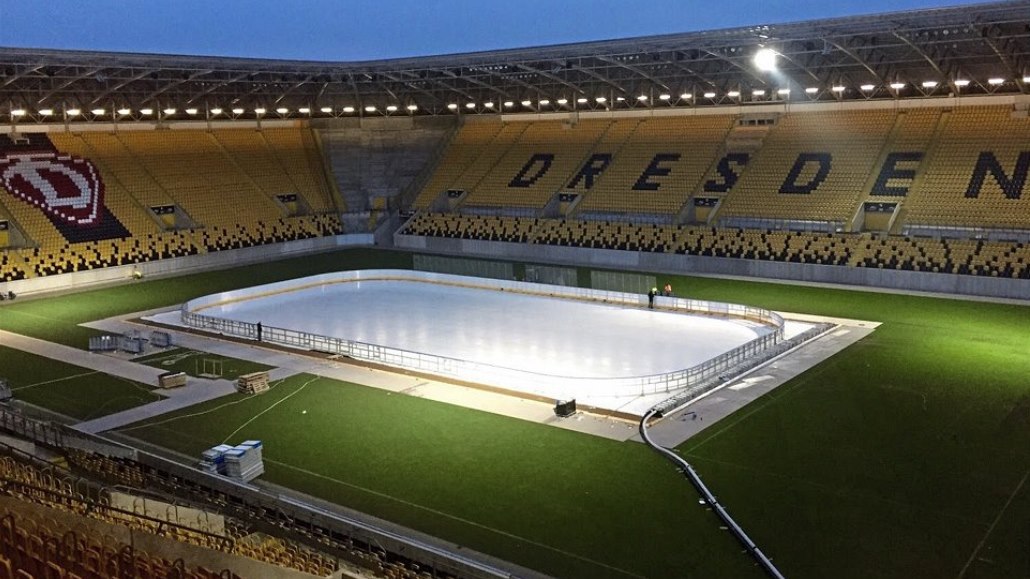Hokejové kluzi�t� pro zápas Litvínova se Spartou na fotbalovém stadionu v...
