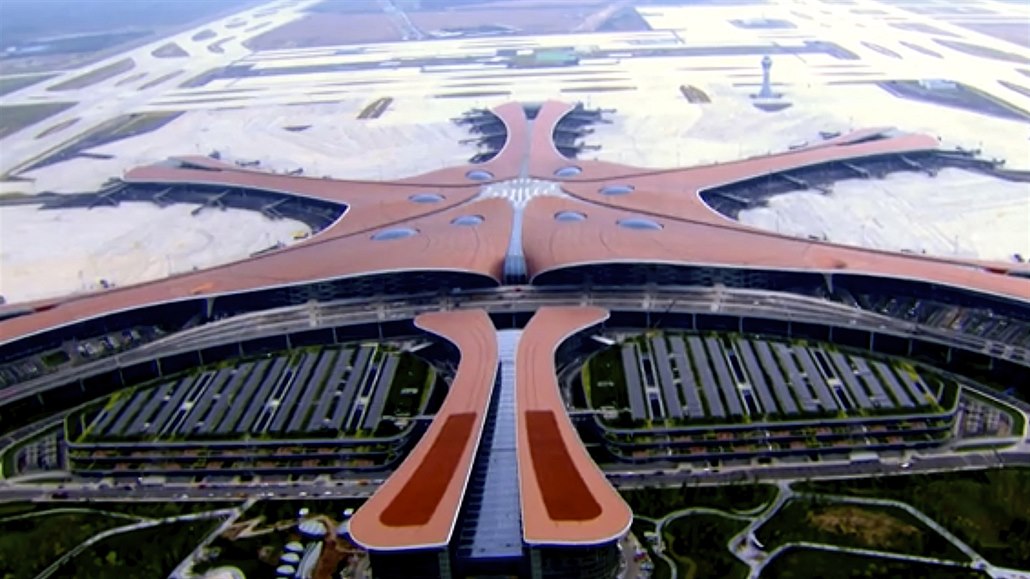 Letecký pohled na odbavovací halu ve tvaru hvzdy na novém mezinárodním letiti...
