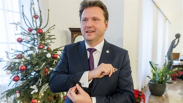Pedseda Poslaneck snmovny Radek Vondrek pi naten novoronho projevu (1. ledna 2020)