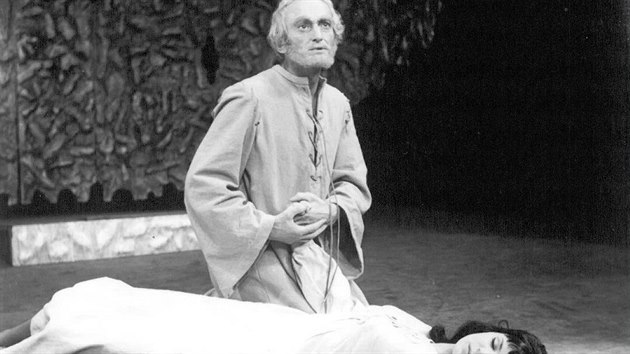 Jaromír Crha byl na jevišti Horáckého divadla vytíženým hercem. Ztvárnili titulní roli v Shakespearově Králi Learovi.