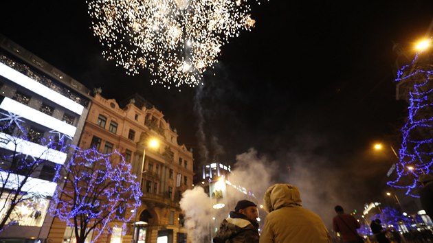 Konec starho a zatek novho roku slavilo v centru Prahy nkolik tisc lid. (31. prosince 2019)