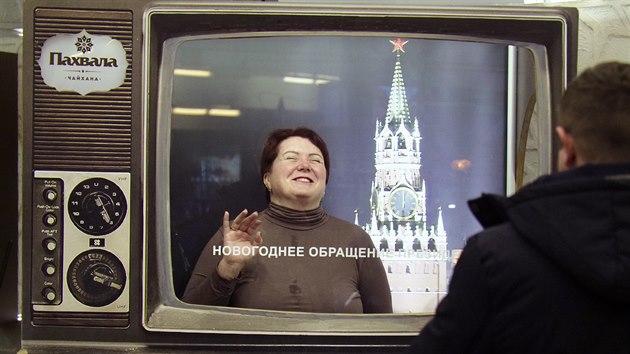 Neznm Ruska v moskevskm obchodnm dom pzuje u vstavky, kter se vysmv novoronm projevm prezidenta Vladimira Putina. Npis na televizi k Novoron projev prezidenta. (31. prosince 2019)