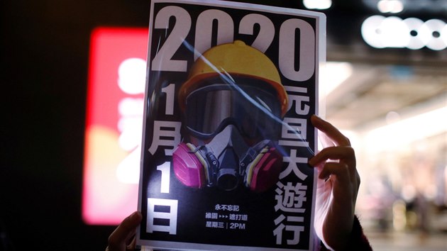 Protivldn plakt jednoho z demonstrant v Hongkongu (31. prosince 2019)