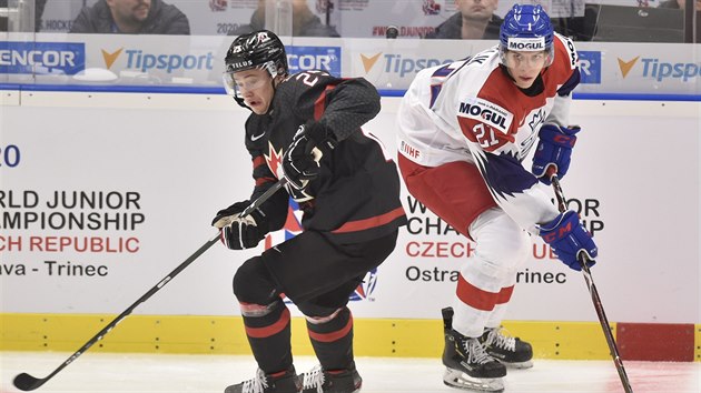 Kanadsk hokejista Aidan Dudas hraje s pukem, sleduje ho esk tonk Jaromr Pytlk na mistrovstv svta junior.