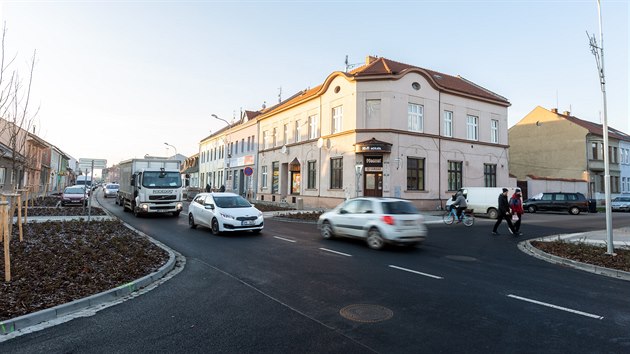 Opraven run prostjovsk vpadovka na Plumlov se stala terem kritiky idi, mstnch i opozice. Silnice je po prav pli zk, co znemouje pedjdn odboujcch aut i cyklist, co vede k tvorb kolon.