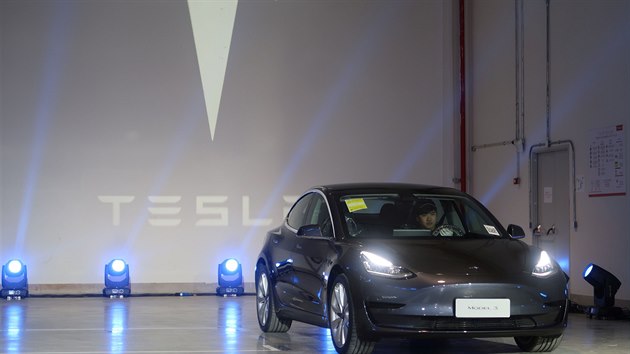 Tesla dodala zkaznkm prvn vozy vyroben v n.