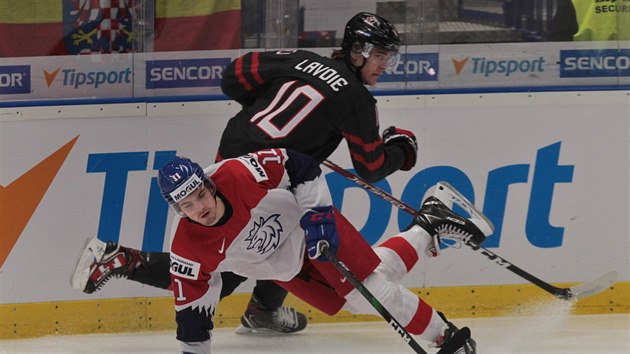 Český junior Michal Teplý (dole) padá v souboji s kanadským hráčem Raphaelem Lavoiem.