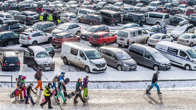 Zaplnn parkovit v Janskch Lznch (30. 12. 2019)