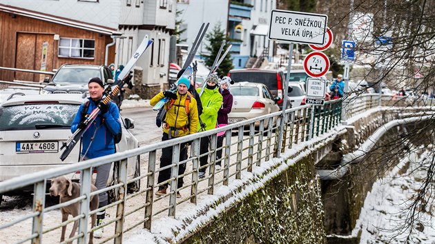 Do Pece pod Sněžkou zamířily tisíce lyžařů (30. 12. 2019).