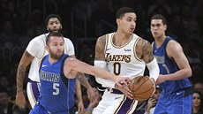 J.J. Barea z Dallasu zkouí získat mí, který drí Kyle Kuzma z LA Lakers.