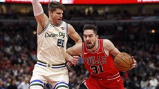 Tomá� Satoranský z Chicaga úto�í, brání ho Kyle Korver z Milwaukee.