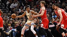 Janis Adetokunbo z Milwaukee mezi protihrái z Chicaga. Brání ho Lauri...