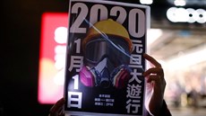 Protivládní plakát jednoho z demonstrant v Hongkongu (31. prosince 2019)