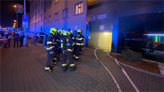 Hasiči kvůli požáru evakuovali přes sto lidí z hotelu na Praze 5. Hořela sauna.