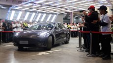 Tesla dodala zákazníkm první vozy vyrobené v ín.