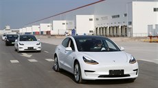 Tesla dodala zákazníkm první vozy vyrobené v ín.