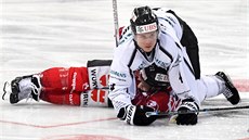 Aleksi Anttalainen z Turku zalehl kanadského reprezentanta Kevina Clarka.