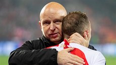 Slávistický asistent trenéra Zdenk Houtecký (elem) objímá obránce Vladimíra...