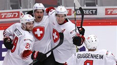 Švýcarští hokejisté do dvaceti let slaví gól proti Finsku.