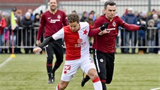 Tomáš Pešír ze Slavie (vlevo) a David Lafata ze Sparty v Silvestrovském derby.