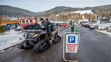 Zaplnná parkovit v Janských Lázních (30. 12. 2019)